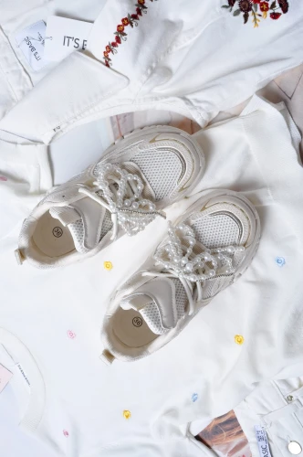 KREMOWE SNEAKERSY Z PEREŁKAMI'