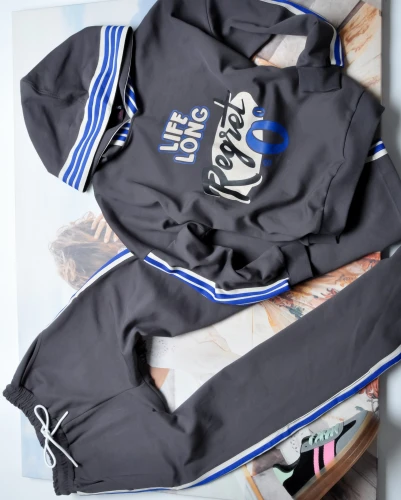 PLUMS - DRES W KOLORZE SZARYM - NIEBIESKIE LAMPASY