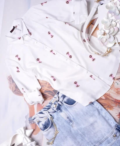 BIAŁA KOSZULA W PRINT UROCZYCH PUDELKÓW