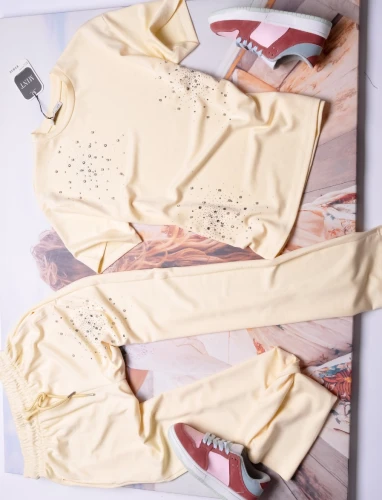 MINT - BANANOWY DRES ZDOBIONY CYRKONIAMI