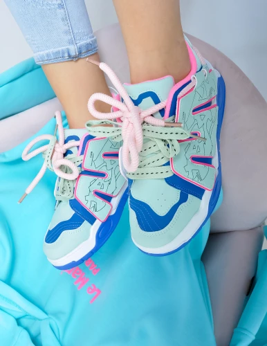 MIĘTOWE SNEAKERSY NA WYSOKIEJ PODESZWIE