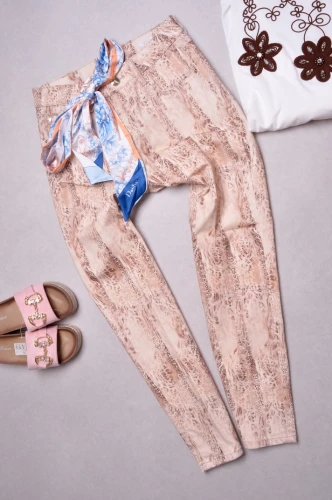 DI'SHE - BEŻOWE SPODNIE W ZWIERZĘCY PRINT - BOYFRIEND TANJA