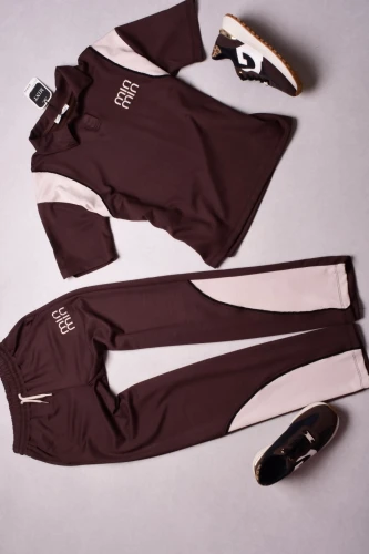 MINT - CZEKOLADOWY DRES - BEŻOWE NAPISY - MIN MIN