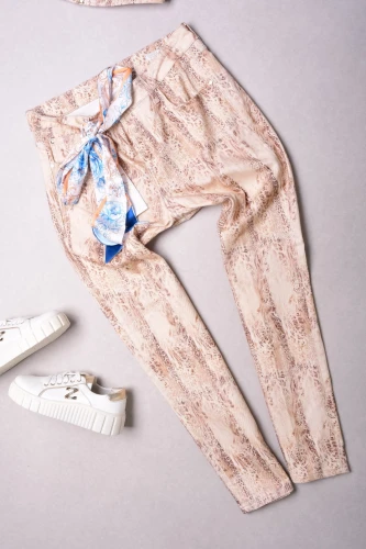 DI'SHE - BEŻOWE SPODNIE W ZWIERZĘCY PRINT - BOYFRIEND TANJA