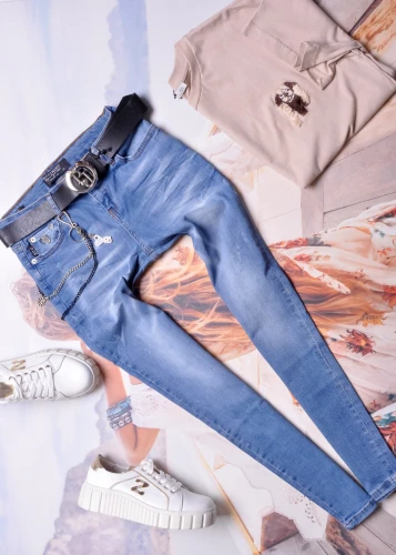 PUCCIHINO - NIEBIESKIE JEANSY SLIM FIT Z PRZETARCIAMI - KLAMRA Z SERCEM 