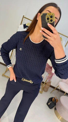 GRANATOWY SWETER Z WARKOCZOWYM SPLOTEM I EMBLEMATEM