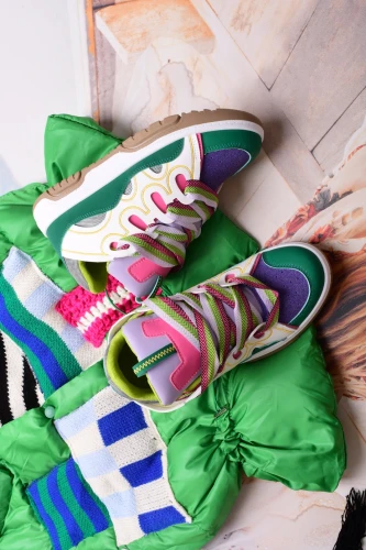BIAŁE SNEAKERSY Z ZIELONO - FIOLETOWYMI WSTAWKAMI